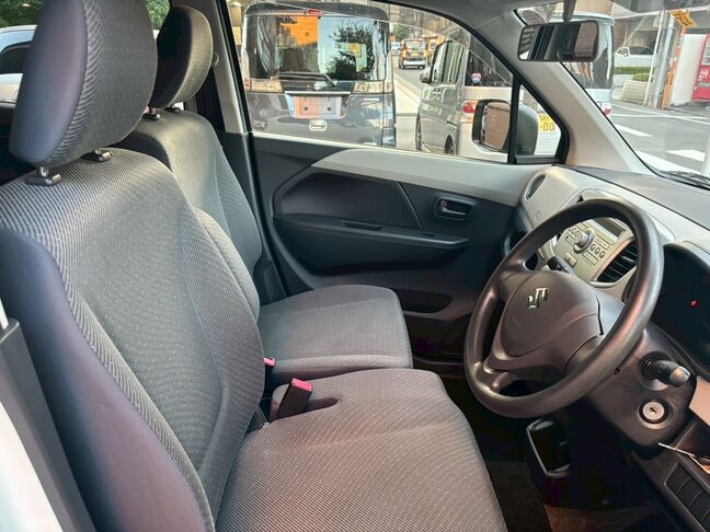 運転席から助手席の移動も車内でできるので非常に楽です。